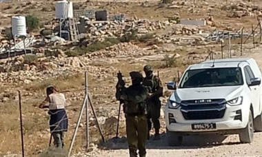 مستوطنون صهاينة يشرعون بإقامة بؤرة استيطانية جديدة جنوب الخليل