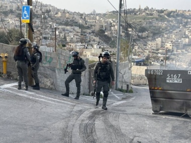 Enemy closes main entrance, secondary roads in Hawara, installs iron gate in Qalqilya