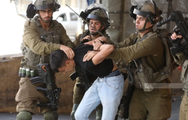 العدو الصهيوني يعتقل 20 فلسطينيا من عدة مناطق بالضفة الغربية