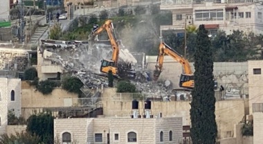 Israel forces man from Quds to demolish his house, raids Silwad