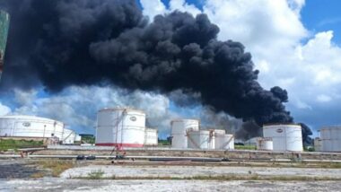 إخماد الحريق في خزانات النفط في كوبا