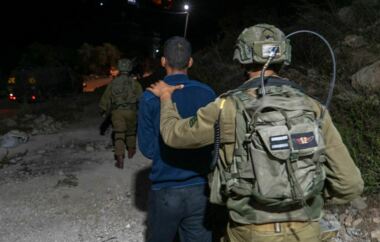 Zionistischer Feind startet inmitten der Konfrontationen im Westjordanland eine Kampagne mit Razzien und Verhaftungen