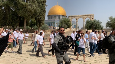Zionistische Siedler stürmen Al-Aqsa und die zionistischen Feindkräfte räumen die Innenhöfe gewaltsam