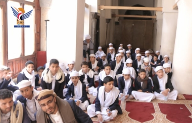 تكريم الطلاب الأوائل في الفصل الدراسي الأول بالجامع الكبير بصنعاء