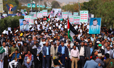 Les membres universitaires de l'Université de Sanaa organisent une marche en solidarité avec la Palestine