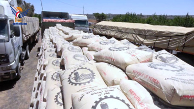 Die Zentralnoteinheit für die Intervention verteilt Zement-Materialien für Gemeinschaftsinitiativen in Al Mahwit