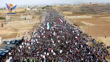 Amran: Des foules sans précédent dans les marches « Nos places sont le jihad ».. Nous sommes solidaires de Gaza jusqu'à la victoire.