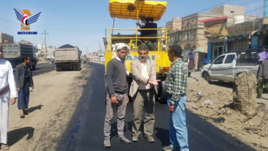 Unterstaatssekretär von Sana'a besucht das Projekt Ausbau der Asphaltierung im Bezirk Bani Al-Harith