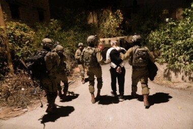 Una campaña masiva de arrestos en Cisjordania y Jerusalén, y las fuerzas enemigas asaltan la casa del autor de la operación 