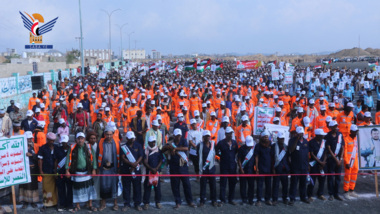 Manifestations sur six places de Taiz intitulées « Avec Gaza, le jihad sacré... et pas de lignes rouges ».