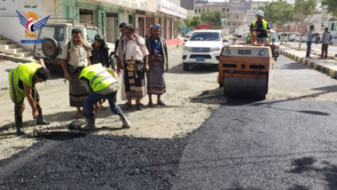 محافظ البيضاء يتفقد سير العمل بمشروع تأهيل الشارع العام بمركز المحافظة