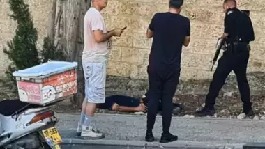 Zionist settler wounded in  stabbing attack in occupied Al-Quds & perpetrator withdrew safely