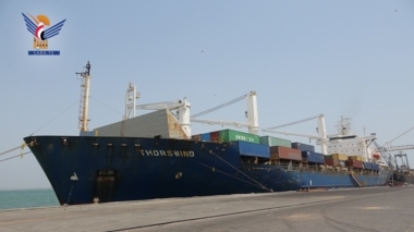 Die Ankunft des Schiffes „Thorswind“ im Hafen von Hodeidah mit 704 Containern