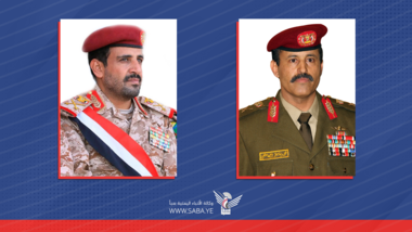 وزير الدفاع ورئيس هيئة الأركان يهنئان الرئيس المشاط بالعيد الوطني الـ ٣٤ للجمهورية اليمنية