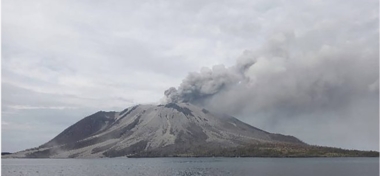 السلطات الاندونيسية تجلي آلاف الأشخاص جراء ثوران بركان جبل روانغ 
