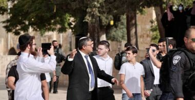 Huyendo de las crisis de su entidad usurpadora... manadas de colonos sionistas llevan a cabo el mayor asalto a la mezquita de Al-Aqsa este año