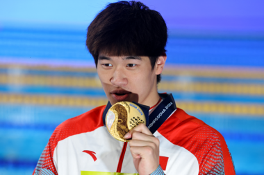 السبّاح الصيني زانلي يتوّج بذهبية سباق 100م سباحة حرة ببطولة العالم في قطر