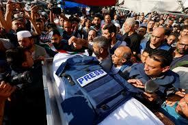 Una Vigilia en Gaza para condenar el continuo asesinato de periodistas por parte del enemigo sionista