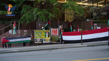وقفة احتجاجية أمام القنصلية الأمريكية في مدينة فانكوفر الكندية تضامنا مع فلسطين واليمن