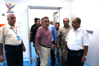 Al-Hamali revisa el progreso de la implementación de proyectos en el Hospital Al-Thawra en Hodeidah