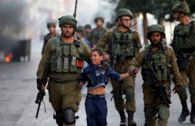 العدو الإسرائيلي يعتقل سيدة وطفلاً في القدس ويصيب شابين في طولكرم