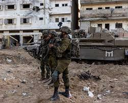 Zionistischer Feind gibt den Tod eines Soldaten und die Verletzung eines Offiziers und 2 weiterer Soldaten mit schweren Verletzungen zu