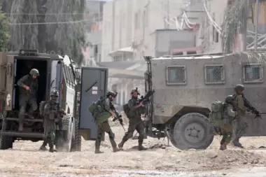 العدو الصهيوني يحتجز عددا من الفلسطينيين خلال اقتحام بلدة كفل حارس