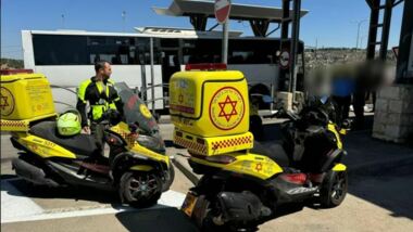 Zionist soldier injured in stabbing attack at Tunnels checkpoint south of occupied Al-Quds