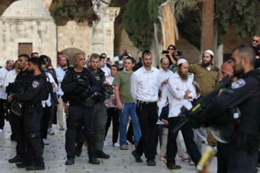 Neuer Sturm der Al-Aqsa-Höfe durch die Zionisten unter strengem Schutz der feindlichen Sicherheit