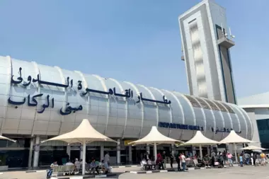 نشطاء: مصر ترحل عشرات المشاركين في 