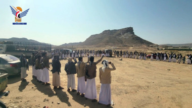 Les habitants d'Al-Mahadhir à Saada mènent un convoi de l'Aïd pour les personnes stationnées à Karsh, gouvernorat de Lahj