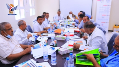 مجلس إدارة هيئة مستشفى الثورة في الحديدة يناقش مؤشرات الأداء وتنفيذ المشاريع
