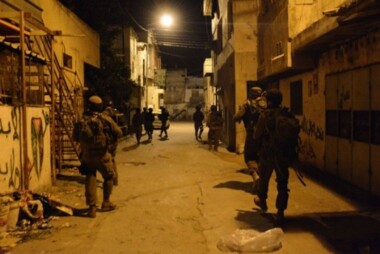 Las fuerzas enemigas sionistas asaltaron la ciudad de Al-Yamoun, al oeste de Jenin, y estallaron enfrentamientos con los combatientes de la resistencia.