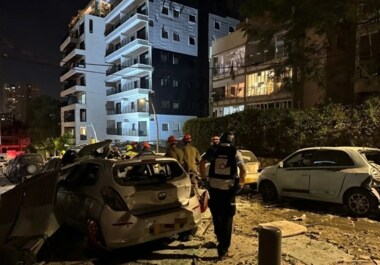Misiles iraníes impactan objetivos críticos en el corazón de la entidad enemiga israelí
