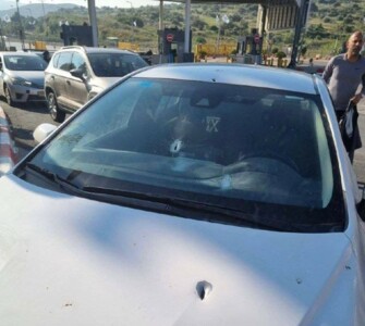 Un colono sionista resultó herido en un ataque con disparos contra automóviles de colonos cerca de Tulkarm.