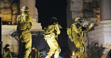 العدو الصهيوني يشن حملة اعتقالات في الضفة والقدس المحتلتين