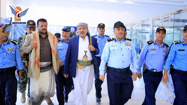 وزير الداخلية يتفقد الأداء في مركز الإصدار المروري الموحّد  