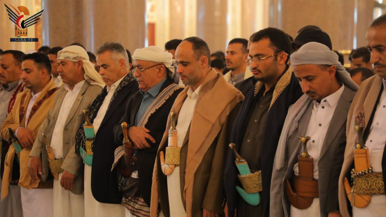 الرئيس المشاط يؤدي صلاة عيد الفطر بجامع الشعب بالعاصمة صنعاء 