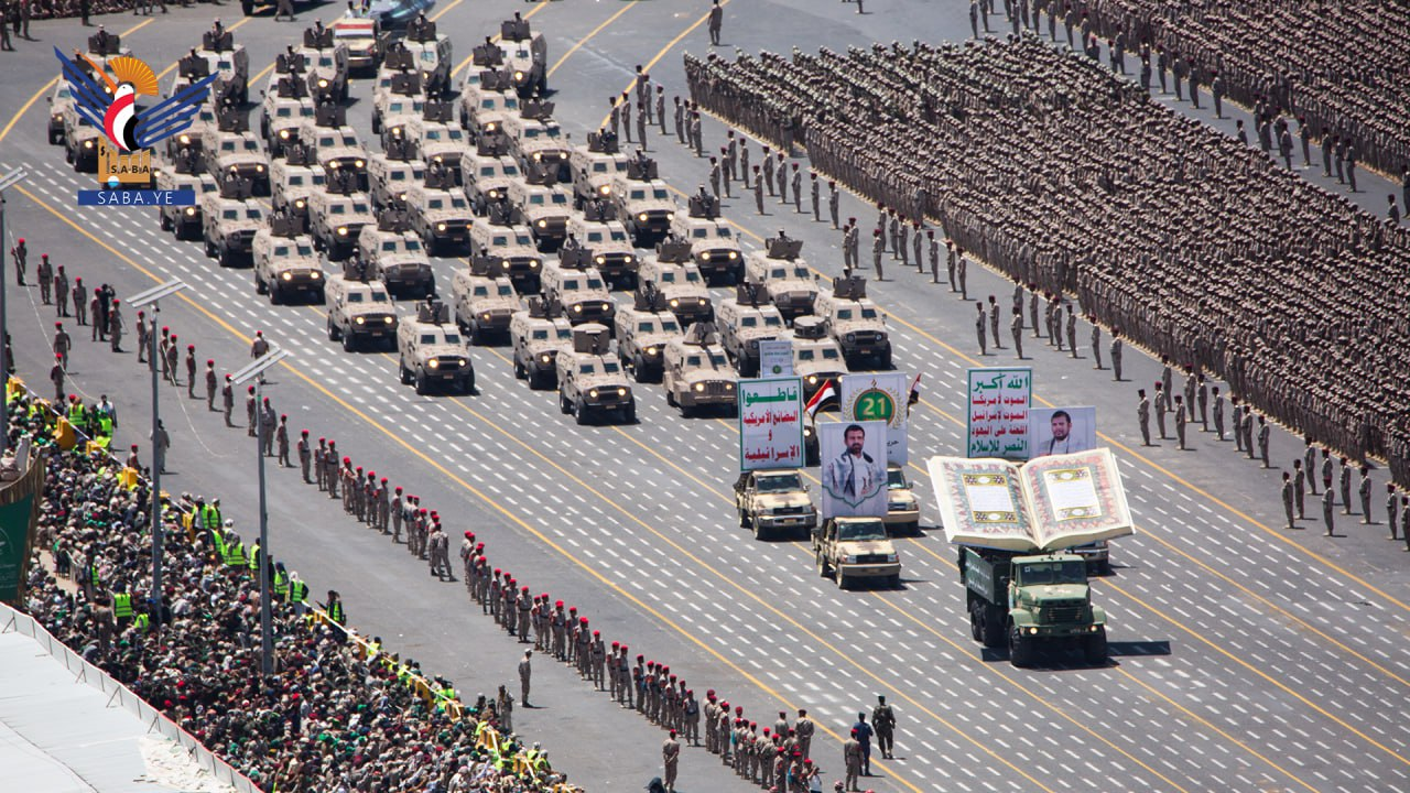 El presidente Al-Mashat presenció el solemne desfile militar con motivo del noveno aniversario de la Revolución del 21 de Septiembre