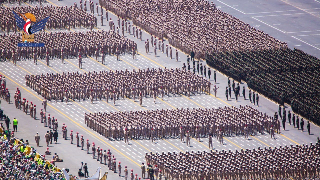 El presidente Al-Mashat presenció el solemne desfile militar con motivo del noveno aniversario de la Revolución del 21 de Septiembre