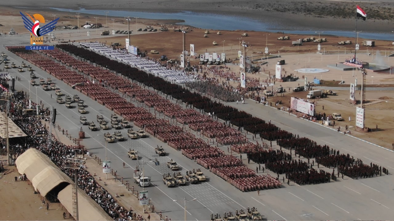 الرئيس المشاط يحضر العرض العسكري للمنطقة الخامسة وألوية النصر والقوات البحرية والجوية