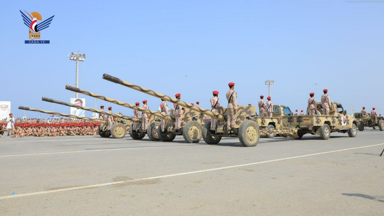 الرئيس المشاط يحضر العرض العسكري للمنطقة الخامسة وألوية النصر والقوات البحرية والجوية