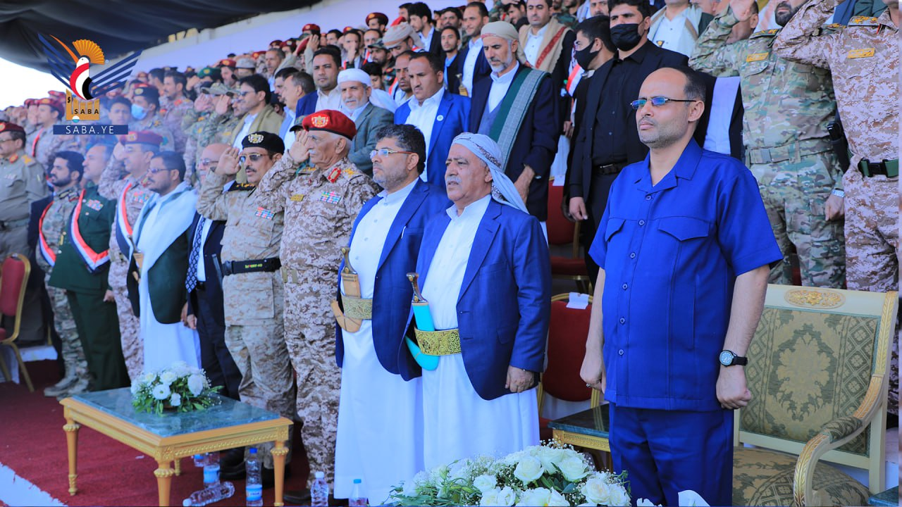 Le Président Al-Mashat assiste au défilé militaire solennel à l'occasion du neuvième anniversaire de la Révolution glorieuse du 21 septembre