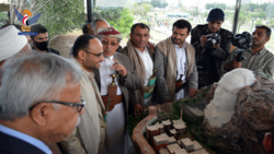 Präsident Al-Mashat besucht den Schrein und die Ausstellung des Märtyrers Al-Sammad in der Hauptstadt Sana'a