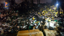 Löschen eines Feuers in Drogerien im Bezirk Al-Hawk, Hodeidah