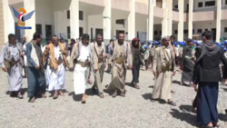 Gouverneur von Marib prüft die Aktivitäten der Sommerkurse im Distrikt Harib al-Qaramish