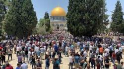 العدو الصهيوني يحرم آلاف المواطنين الفلسطينيين من الوصول إلى القدس لإحياء ليلة القدر في الأقصى