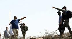 مستوطنون يعتدون بالضرب على فلسطيني في مسافر يطا