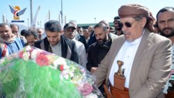 Minister für Kommunale Verwaltung legt einen Kranz am Schrein des Märtyrers Präsident Al-Sammad ab 