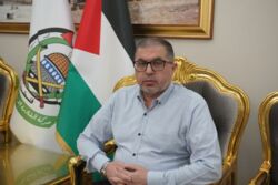 عضو المكتب السياسي بحماس يؤكد ان الحركة لا توقف البحث عن سبيل للخروج من الأزمة